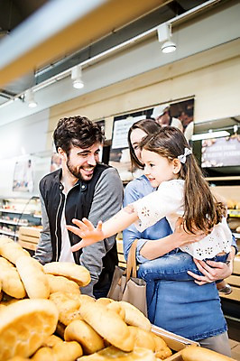 포토 JPG 서양인 여자 남자 딸 어린이 빵 가족 안기 엄마 실내 웃음 소녀 상반신 20대 성인 옆모습 아웃포커스 세명 쇼핑 장보기 빵집 아빠 마트 국내포토 외국인 음식 뷰포인트 관계 모션 촬영기법 표정 사람 청년 내부 상점 파일형식