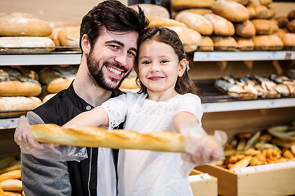 포토 JPG 서양인 여자 남자 딸 어린이 빵 가족 실내 서기 웃음 들기 소녀 상반신 20대 성인 두명 앞모습 아웃포커스 쇼핑 장보기 빵집 아빠 바게트 마트 부녀 국내포토 외국인 음식 뷰포인트 관계 모션 촬영기법 표정 사람 청년 내부 상점 파일형식