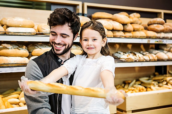 포토 JPG 서양인 여자 남자 딸 어린이 빵 가족 실내 서기 웃음 들기 소녀 상반신 20대 성인 두명 앞모습 아웃포커스 쇼핑 장보기 빵집 아빠 바게트 마트 부녀 국내포토 외국인 음식 뷰포인트 관계 모션 촬영기법 표정 사람 청년 내부 상점 파일형식