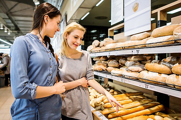 포토 외국인 음식 빵 뷰포인트 관계 촬영기법 표정 사람 손짓 청년 내부 장년 상점 파일형식 진열장 미소 세명 가리킴 바게트 서양인 쇼핑 JPG 실내 여자 20대 성인 상반신 아웃포커스 장보기 마트 빵집 여자만 30대 옆모습 친구 국내포토