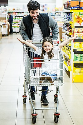 포토 JPG 전신 서양인 여자 남자 딸 어린이 가족 실내 서기 웃음 앉기 소녀 20대 성인 앞모습 세명 쇼핑 장보기 쇼핑카 아빠 마트 부녀 국내포토 외국인 뷰포인트 관계 모션 표정 사람 청년 내부 상점 카트 파일형식