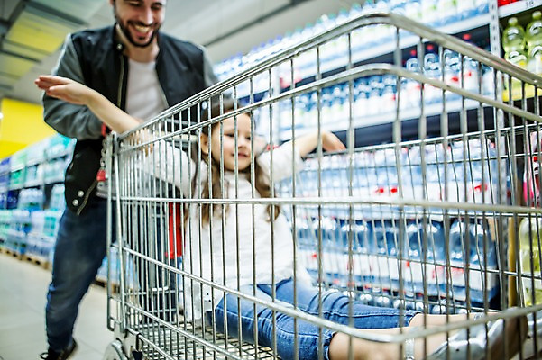 포토 JPG 전신 서양인 여자 남자 딸 어린이 가족 실내 웃음 앉기 소녀 상반신 20대 성인 두명 옆모습 아웃포커스 쇼핑 장보기 쇼핑카 아빠 마트 부녀 국내포토 외국인 뷰포인트 관계 모션 촬영기법 표정 사람 청년 내부 상점 카트 파일형식