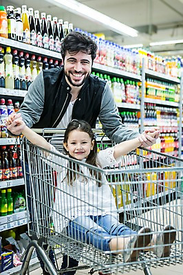 포토 JPG 전신 서양인 여자 남자 딸 어린이 가족 실내 웃음 앉기 소녀 상반신 20대 성인 두명 앞모습 쇼핑 장보기 쇼핑카 아빠 마트 부녀 국내포토 외국인 뷰포인트 관계 모션 표정 사람 청년 내부 상점 카트 파일형식