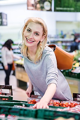 포토 JPG 서양인 여자 식재료 방울토마토 실내 한명 서기 웃음 상반신 성인 앞모습 아웃포커스 30대 쇼핑 장보기 핸드백 마트 국내포토 외국인 1 뷰포인트 토마토 가방 모션 촬영기법 표정 사람 내부 장년 상점 파일형식