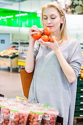 포토 JPG 서양인 여자 실내 한명 들기 상반신 성인 앞모습 아웃포커스 30대 쇼핑 장보기 눈감음 향기 마트 성인여자한명만 국내포토 외국인 1 뷰포인트 모션 촬영기법 사람 내부 장년 상점 냄새 여자한명만 성인여자만 파일형식