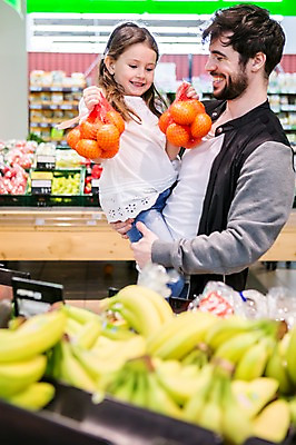 포토 JPG 서양인 여자 남자 딸 어린이 오렌지 과일 가족 안기 바나나 실내 웃음 소녀 상반신 20대 성인 두명 앞모습 옆모습 아웃포커스 쇼핑 장보기 상점 아빠 마트 국내포토 외국인 뷰포인트 관계 모션 촬영기법 표정 사람 청년 내부 파일형식