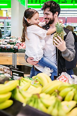 포토 JPG 서양인 여자 남자 딸 어린이 과일 가족 안기 바나나 실내 웃음 소녀 상반신 20대 성인 두명 옆모습 아웃포커스 쇼핑 장보기 상점 아빠 파인애플 마트 국내포토 외국인 뷰포인트 관계 모션 촬영기법 표정 사람 청년 내부 열대과일 파일형식