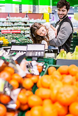 포토 JPG 서양인 여자 남자 딸 어린이 오렌지 과일 가족 안기 실내 웃음 소녀 상반신 20대 성인 두명 옆모습 아웃포커스 쇼핑 장보기 상점 아빠 마트 국내포토 외국인 뷰포인트 관계 모션 촬영기법 표정 사람 청년 내부 파일형식