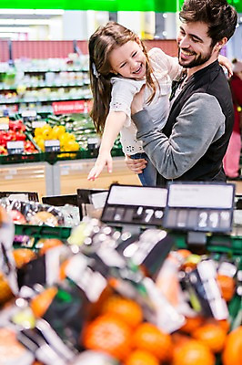 포토 JPG 서양인 여자 남자 딸 어린이 오렌지 과일 가족 안기 실내 웃음 소녀 상반신 20대 성인 두명 옆모습 아웃포커스 쇼핑 장보기 상점 아빠 마트 국내포토 외국인 뷰포인트 관계 모션 촬영기법 표정 사람 청년 내부 파일형식