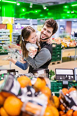 포토 JPG 서양인 여자 남자 딸 어린이 오렌지 과일 가족 안기 실내 웃음 소녀 상반신 20대 성인 두명 옆모습 아웃포커스 쇼핑 장보기 상점 아빠 마트 국내포토 외국인 뷰포인트 관계 모션 촬영기법 표정 사람 청년 내부 파일형식