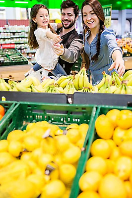 포토 JPG 서양인 여자 남자 딸 어린이 과일 가족 안기 엄마 바나나 실내 웃음 소녀 상반신 20대 성인 앞모습 아웃포커스 세명 쇼핑 장보기 아빠 레몬 턱수염 마트 국내포토 외국인 뷰포인트 관계 모션 수염 촬영기법 표정 사람 청년 내부 상점 파일형식