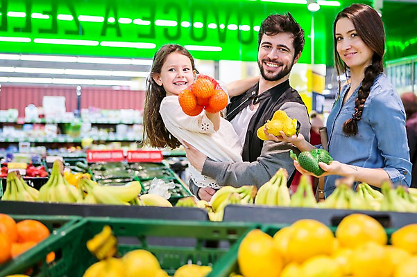 포토 JPG 서양인 여자 남자 딸 어린이 오렌지 과일 가족 안기 엄마 바나나 실내 웃음 소녀 상반신 20대 성인 앞모습 아웃포커스 세명 쇼핑 장보기 아빠 레몬 턱수염 마트 국내포토 외국인 뷰포인트 관계 모션 수염 촬영기법 표정 사람 청년 내부 상점 파일형식