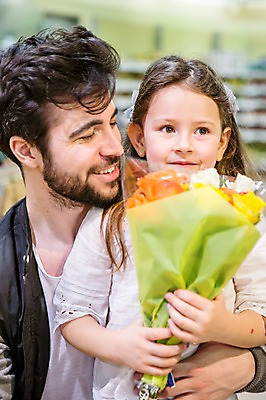 포토 JPG 서양인 여자 남자 딸 어린이 꽃다발 가족 안기 실내 서기 웃음 소녀 상반신 20대 성인 두명 앞모습 아웃포커스 쇼핑 장보기 아빠 마트 부녀 국내포토 외국인 꽃 뷰포인트 관계 모션 촬영기법 표정 사람 청년 내부 상점 파일형식