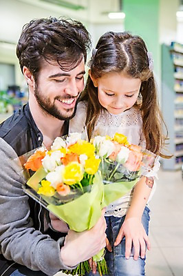 포토 JPG 서양인 여자 남자 딸 어린이 꽃다발 가족 안기 실내 서기 웃음 소녀 상반신 20대 성인 두명 앞모습 아웃포커스 쇼핑 아빠 부녀 국내포토 외국인 꽃 뷰포인트 관계 모션 촬영기법 표정 사람 청년 내부 파일형식