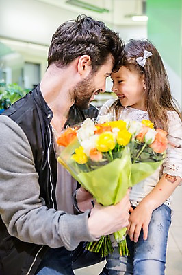 포토 JPG 서양인 여자 남자 딸 어린이 꽃다발 가족 안기 실내 서기 웃음 소녀 상반신 20대 성인 두명 옆모습 아웃포커스 쇼핑 아빠 이마맞대기 부녀 국내포토 외국인 꽃 뷰포인트 관계 모션 촬영기법 표정 사람 청년 내부 얼굴맞대기 파일형식