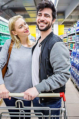 포토 JPG 서양인 부부 커플 여자 남자 가족 실내 웃음 상반신 20대 성인 두명 앞모습 30대 쇼핑 장보기 쇼핑카 핸드백 마트 성인만 국내포토 외국인 뷰포인트 가방 관계 표정 사람 청년 내부 장년 상점 카트 파일형식