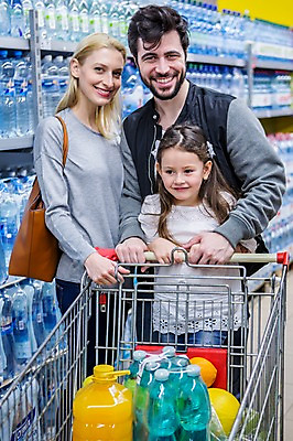 포토 JPG 서양인 여자 남자 딸 음료 어린이 과일 가족 엄마 실내 웃음 소녀 상반신 20대 성인 앞모습 세명 30대 쇼핑 장보기 쇼핑카 아빠 물병 턱수염 마트 국내포토 외국인 뷰포인트 관계 수염 표정 사람 청년 내부 장년 상점 카트 물통 파일형식