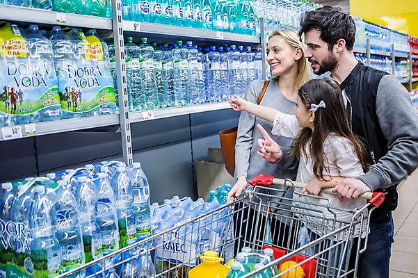 포토 JPG 서양인 여자 남자 딸 음료 어린이 가족 엄마 실내 웃음 소녀 상반신 20대 성인 옆모습 세명 30대 쇼핑 장보기 쇼핑카 가리킴 아빠 물병 마트 국내포토 외국인 뷰포인트 관계 표정 사람 손짓 청년 내부 장년 상점 카트 물통 파일형식