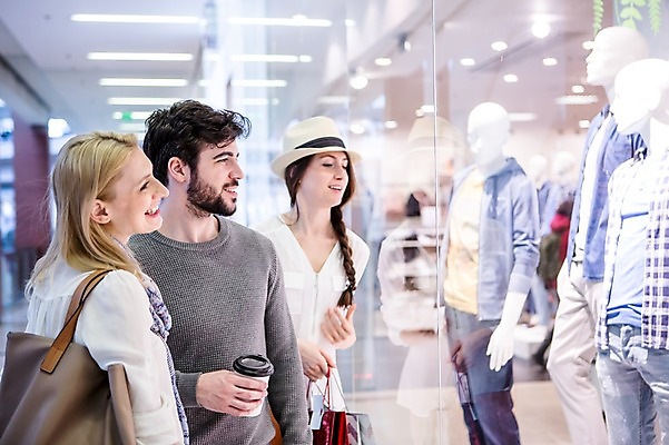 포토 JPG 서양인 여자 남자 실내 서기 웃음 상반신 20대 성인 옆모습 아웃포커스 세명 30대 친구 쇼핑 쇼핑백 핸드백 마네킹 쇼핑몰 쇼윈도 구경 옷가게 윈도우쇼핑 테이크아웃컵 성인만 국내포토 외국인 옷 뷰포인트 가방 관계 모션 촬영기법 표정 사람 청년 내부 컵 장년 상점 전시 파일형식