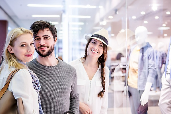 포토 JPG 서양인 모자 여자 남자 실내 서기 웃음 상반신 20대 성인 앞모습 옆모습 아웃포커스 세명 30대 친구 쇼핑 핸드백 마네킹 쇼핑몰 쇼윈도 구경 옷가게 윈도우쇼핑 성인만 국내포토 외국인 잡화 옷 뷰포인트 가방 관계 모션 촬영기법 표정 사람 청년 내부 장년 상점 전시 파일형식
