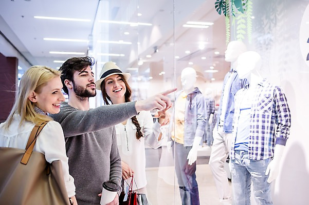 포토 JPG 서양인 모자 여자 남자 실내 서기 웃음 상반신 20대 성인 옆모습 아웃포커스 세명 30대 친구 쇼핑 핸드백 가리킴 마네킹 쇼핑몰 쇼윈도 구경 옷가게 윈도우쇼핑 성인만 국내포토 외국인 잡화 옷 뷰포인트 가방 관계 모션 촬영기법 표정 사람 손짓 청년 내부 장년 상점 전시 파일형식