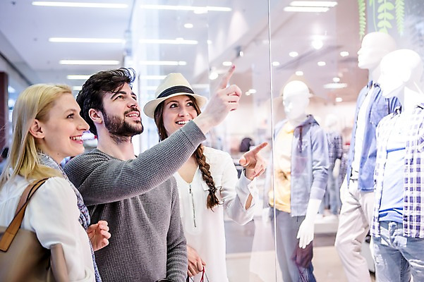 포토 JPG 서양인 모자 여자 남자 실내 서기 웃음 상반신 20대 성인 옆모습 아웃포커스 세명 30대 친구 쇼핑 핸드백 가리킴 마네킹 쇼핑몰 쇼윈도 구경 옷가게 윈도우쇼핑 성인만 국내포토 외국인 잡화 옷 뷰포인트 가방 관계 모션 촬영기법 표정 사람 손짓 청년 내부 장년 상점 전시 파일형식