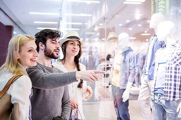 포토 JPG 서양인 모자 여자 남자 실내 서기 웃음 상반신 20대 성인 옆모습 아웃포커스 세명 30대 친구 쇼핑 핸드백 가리킴 마네킹 쇼핑몰 쇼윈도 구경 옷가게 윈도우쇼핑 성인만 국내포토 외국인 잡화 옷 뷰포인트 가방 관계 모션 촬영기법 표정 사람 손짓 청년 내부 장년 상점 전시 파일형식