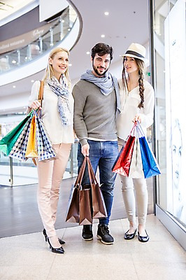 포토 JPG 전신 서양인 여자 남자 실내 서기 웃음 들기 20대 성인 앞모습 세명 30대 친구 쇼핑 쇼핑백 스카프 쇼핑몰 성인만 국내포토 외국인 뷰포인트 가방 관계 모션 표정 사람 청년 내부 장년 목도리 파일형식