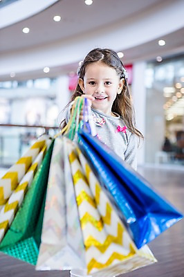 포토 JPG 서양인 여자 어린이 실내 한명 서기 웃음 들기 소녀 상반신 앞모습 아웃포커스 쇼핑 쇼핑백 상점 쇼핑몰 소녀만 국내포토 외국인 1 뷰포인트 가방 모션 촬영기법 표정 사람 내부 여자만 어린이만 파일형식