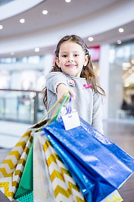 포토 JPG 서양인 여자 어린이 실내 한명 서기 웃음 들기 소녀 상반신 앞모습 아웃포커스 쇼핑 쇼핑백 상점 쇼핑몰 소녀만 국내포토 외국인 1 뷰포인트 가방 모션 촬영기법 표정 사람 내부 여자만 어린이만 파일형식