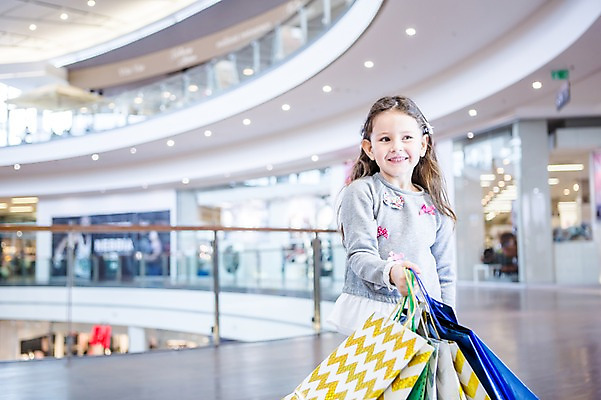 포토 JPG 서양인 여자 어린이 실내 한명 서기 웃음 들기 소녀 상반신 앞모습 아웃포커스 쇼핑 쇼핑백 상점 쇼핑몰 소녀만 국내포토 외국인 1 뷰포인트 가방 모션 촬영기법 표정 사람 내부 여자만 어린이만 파일형식