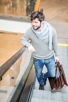 포토 JPG 전신 서양인 응시 남자 실내 한명 서기 웃음 들기 20대 성인 앞모습 아웃포커스 쇼핑 쇼핑백 상점 스카프 쇼핑몰 턱수염 에스컬레이터 성인남자한명만 국내포토 외국인 1 시선 뷰포인트 가방 모션 수염 촬영기법 표정 사람 청년 내부 목도리 남자한명만 성인남자만 파일형식