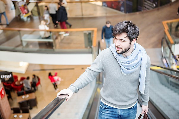 포토 JPG 서양인 응시 남자 실내 서기 여러명 상반신 20대 성인 앞모습 아웃포커스 쇼핑 스카프 쇼핑몰 에스컬레이터 국내포토 외국인 시선 뷰포인트 다수 모션 촬영기법 사람 청년 내부 목도리 파일형식