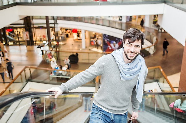 포토 JPG 서양인 남자 실내 서기 웃음 여러명 상반신 20대 성인 앞모습 아웃포커스 쇼핑 쇼핑몰 에스컬레이터 국내포토 외국인 뷰포인트 다수 모션 촬영기법 표정 사람 청년 내부 파일형식