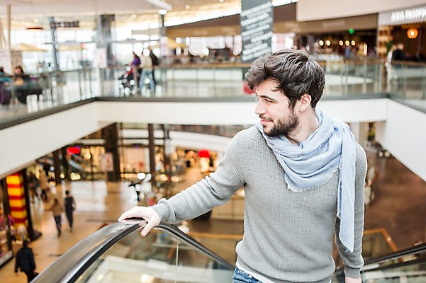 포토 JPG 서양인 응시 남자 실내 서기 여러명 상반신 20대 성인 옆모습 아웃포커스 쇼핑 쇼핑몰 에스컬레이터 국내포토 외국인 시선 뷰포인트 다수 모션 촬영기법 사람 청년 내부 파일형식