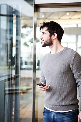 포토 JPG 서양인 응시 남자 실내 한명 서기 들기 상반신 20대 성인 옆모습 아웃포커스 스마트폰 쇼핑 상점 쇼핑몰 턱수염 성인남자한명만 국내포토 외국인 1 시선 뷰포인트 모션 수염 촬영기법 사람 청년 내부 핸드폰 스마트기기 남자한명만 성인남자만 파일형식
