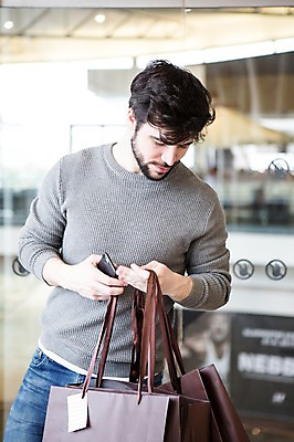 포토 JPG 서양인 남자 실내 한명 들기 상반신 20대 성인 앞모습 아웃포커스 스마트폰 쇼핑 쇼핑백 상점 쇼핑몰 턱수염 성인남자한명만 내려보기 국내포토 외국인 1 뷰포인트 가방 모션 수염 촬영기법 사람 청년 내부 핸드폰 스마트기기 남자한명만 성인남자만 파일형식