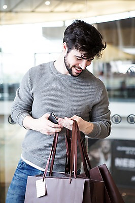 포토 JPG 서양인 남자 실내 한명 웃음 들기 상반신 20대 성인 앞모습 아웃포커스 스마트폰 쇼핑 쇼핑백 상점 쇼핑몰 턱수염 성인남자한명만 내려보기 국내포토 외국인 1 뷰포인트 가방 모션 수염 촬영기법 표정 사람 청년 내부 핸드폰 스마트기기 남자한명만 성인남자만 파일형식