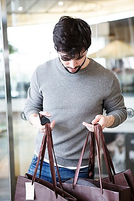 포토 JPG 서양인 남자 실내 한명 서기 들기 상반신 20대 성인 앞모습 아웃포커스 쇼핑 쇼핑백 상점 쇼핑몰 성인남자한명만 내려보기 국내포토 외국인 1 뷰포인트 가방 모션 촬영기법 사람 청년 내부 남자한명만 성인남자만 파일형식