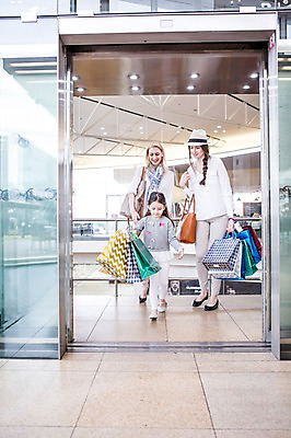 포토 JPG 전신 서양인 모자 여자 딸 어린이 가족 엄마 실내 서기 웃음 들기 소녀 20대 성인 앞모습 세명 30대 친구 쇼핑 쇼핑백 문 핸드백 쇼핑몰 여자만 국내포토 외국인 잡화 뷰포인트 가방 관계 모션 표정 사람 청년 내부 장년 파일형식