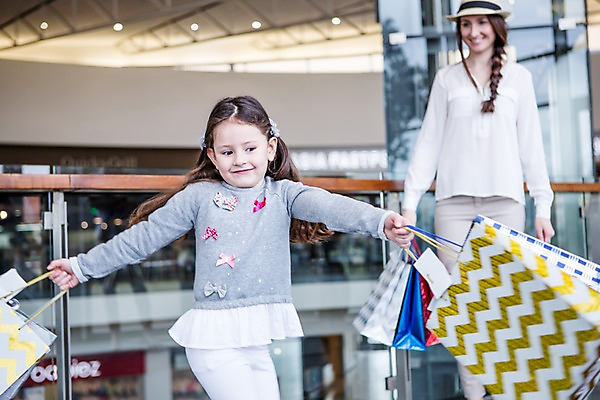 포토 JPG 서양인 모자 여자 딸 어린이 가족 모녀 엄마 실내 서기 웃음 들기 소녀 상반신 20대 성인 두명 앞모습 아웃포커스 쇼핑 쇼핑백 쇼핑몰 여자만 국내포토 외국인 잡화 뷰포인트 가방 관계 모션 촬영기법 표정 사람 청년 내부 파일형식