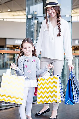 포토 JPG 전신 서양인 모자 여자 딸 어린이 가족 모녀 엄마 실내 서기 웃음 들기 소녀 20대 성인 두명 앞모습 쇼핑 쇼핑백 쇼핑몰 여자만 국내포토 외국인 잡화 뷰포인트 가방 관계 모션 표정 사람 청년 내부 파일형식