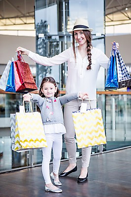 포토 JPG 전신 서양인 모자 여자 딸 어린이 가족 모녀 엄마 실내 서기 웃음 들기 소녀 20대 성인 두명 앞모습 쇼핑 쇼핑백 쇼핑몰 여자만 국내포토 외국인 잡화 뷰포인트 가방 관계 모션 표정 사람 청년 내부 파일형식