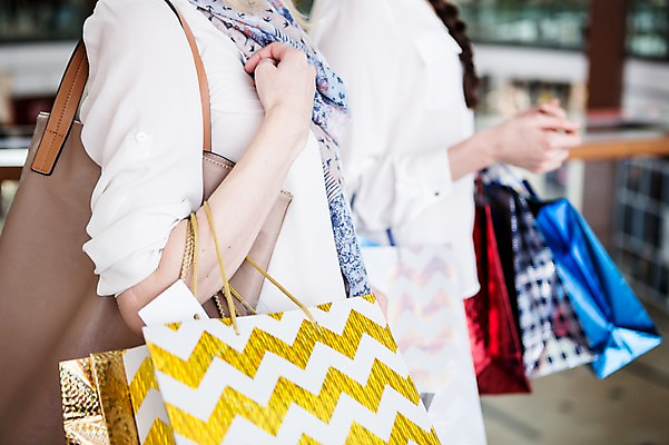 포토 JPG 여자 실내 들기 상반신 20대 성인 두명 옆모습 아웃포커스 신체부위 30대 친구 쇼핑 쇼핑백 걷기 상점 핸드백 쇼핑몰 성인여자만 국내포토 뷰포인트 가방 관계 모션 촬영기법 사람 청년 내부 장년 여자만 성인만 파일형식