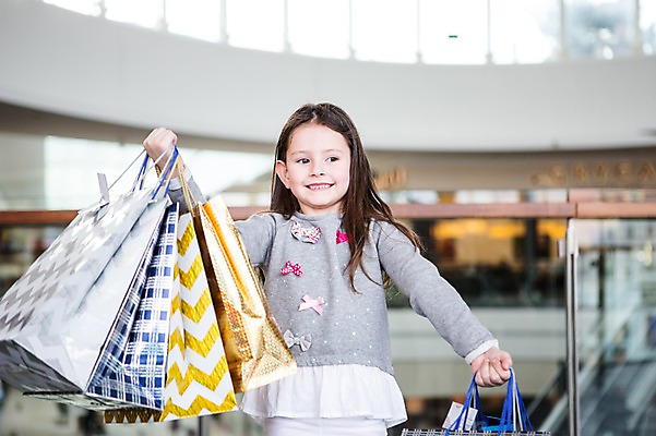 포토 JPG 서양인 여자 어린이 실내 한명 서기 웃음 들기 소녀 상반신 앞모습 아웃포커스 쇼핑 쇼핑백 상점 쇼핑몰 소녀만 국내포토 외국인 1 뷰포인트 가방 모션 촬영기법 표정 사람 내부 여자만 어린이만 파일형식
