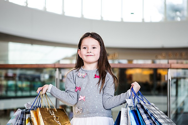 포토 JPG 서양인 여자 어린이 실내 한명 서기 미소 들기 소녀 상반신 앞모습 아웃포커스 쇼핑 쇼핑백 상점 쇼핑몰 소녀만 국내포토 외국인 1 뷰포인트 가방 모션 촬영기법 표정 사람 내부 여자만 어린이만 파일형식