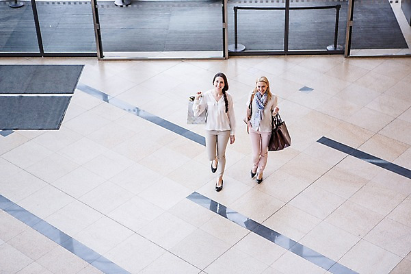 포토 JPG 전신 서양인 여자 실내 웃음 들기 20대 성인 두명 앞모습 30대 친구 쇼핑 하이앵글 쇼핑백 걷기 쇼핑몰 성인여자만 국내포토 외국인 뷰포인트 가방 관계 모션 표정 사람 청년 내부 장년 여자만 성인만 파일형식