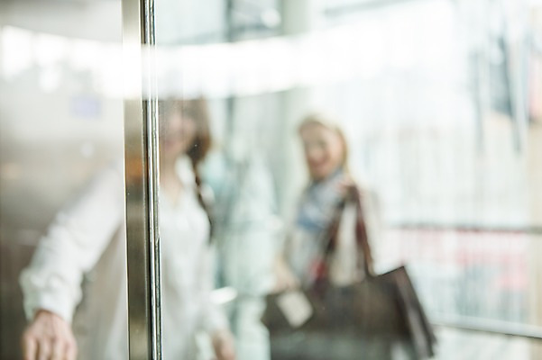 포토 JPG 서양인 여자 실내 서기 들기 상반신 20대 성인 두명 아웃포커스 30대 친구 쇼핑 쇼핑백 상점 엘리베이터 쇼핑몰 성인여자만 국내포토 외국인 가방 관계 모션 촬영기법 사람 청년 내부 장년 여자만 성인만 파일형식