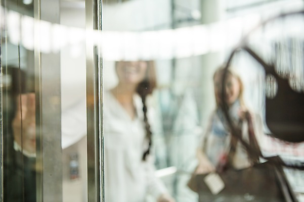 포토 JPG 서양인 여자 실내 웃음 들기 상반신 20대 성인 두명 아웃포커스 30대 친구 쇼핑 쇼핑백 상점 엘리베이터 쇼핑몰 성인여자만 국내포토 외국인 가방 관계 모션 촬영기법 표정 사람 청년 내부 장년 여자만 성인만 파일형식
