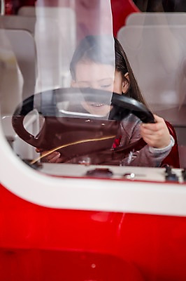 포토 JPG 서양인 여자 어린이 자동차 실내 한명 웃음 앉기 소녀 상반신 앞모습 쇼핑 운전 놀이기구 핸들 소녀만 국내포토 외국인 1 육상교통 뷰포인트 모션 표정 사람 내부 여자만 어린이만 파일형식